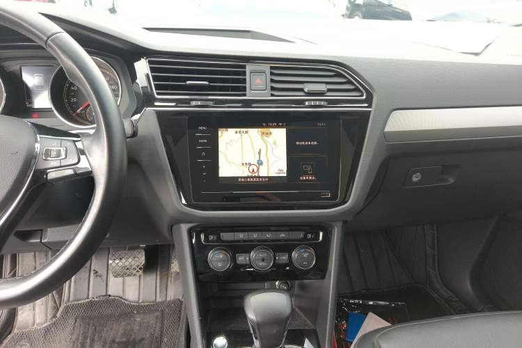 Used Volkswagen Tiguan L 2019 Updated Version 330TSI Automatic Two-Wheel Drive Panoramic Comfort Edition China VI Standard Audio And AC Panel
