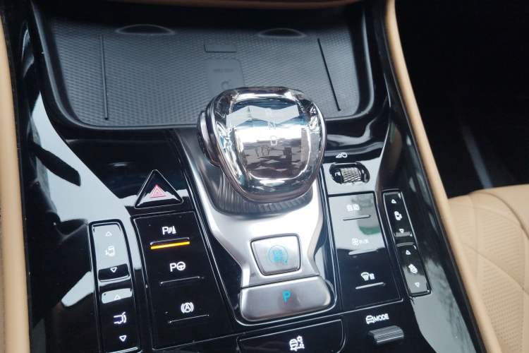 Used Denza D9 2025 DM-i Smart Drive 1020 Four-Wheel Drive Deluxe Model Gear Lever