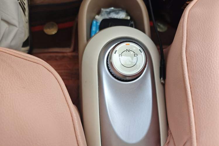 Used Wuling Hongguang MINIEV 2025 Four-Door Version Advanced Edition Gear Lever