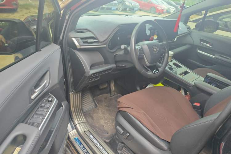 Used Toyota SIENNA 2023 2.5L Hybrid Deluxe Edition Driver Seat