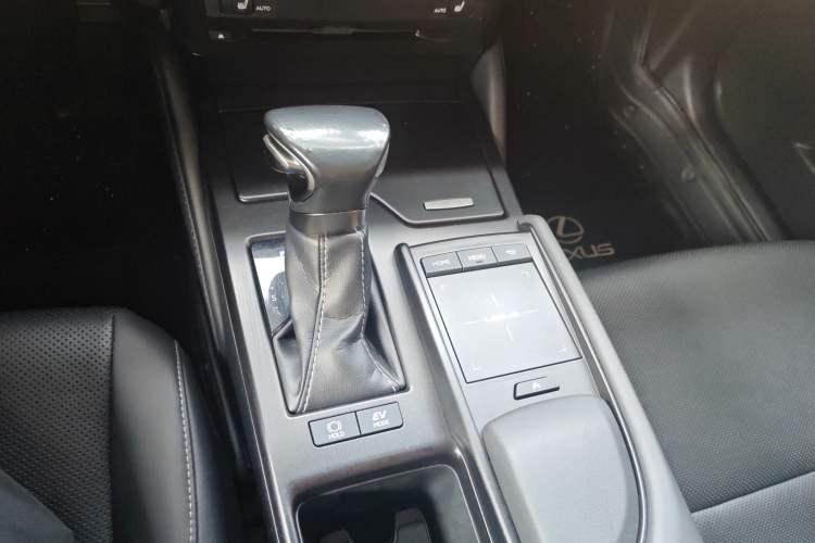 Used Lexus ES 2018 300h Premier Edition China VI Standard Gear Lever