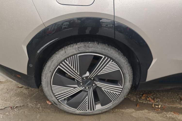 Used Lynk & Co 08 EM-P 2023 220km All-Wheel-Drive Performance Halo Right Rear Wheel Hub