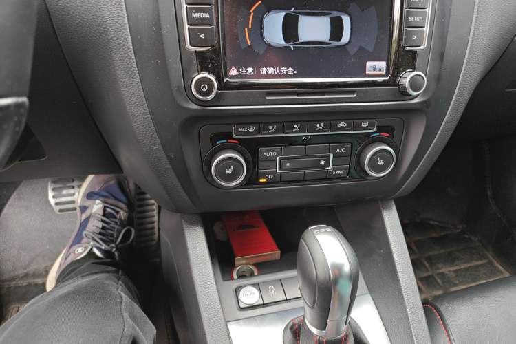 Used Volkswagen Sagitar 2013 2.0 TSI GLI Audio And AC Panel