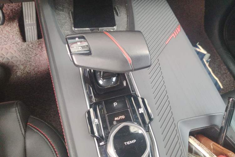 Used CHANGAN OSHAN Z6 2022 Blue Whale 1.5T DCT Smart Navigation Model Gear Lever