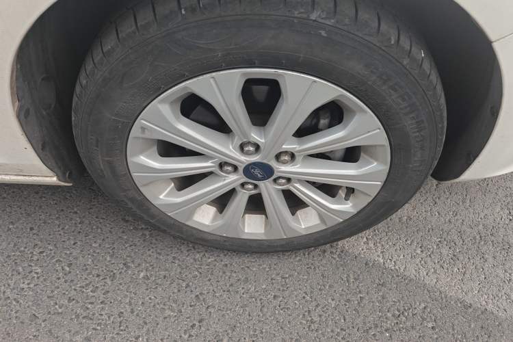 Used Ford Escort 2015 1.5L Automatic Fashion Model Right Front Wheel Hub