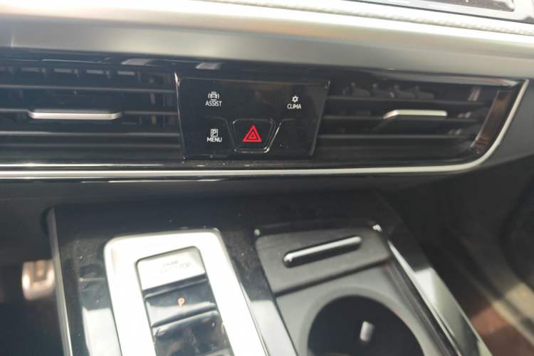 Used Volkswagen Tavendor 2024 380TSI All-Wheel-Drive R-Line Cruise Premium Edition Audio And AC Panel