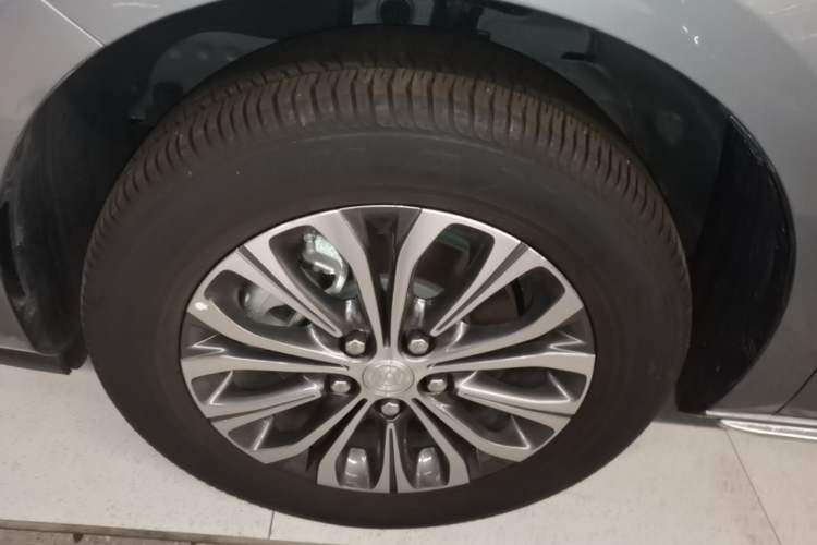 Used Buick GL8 2023 Facelifted Land Cruiser Executive Luxury Version