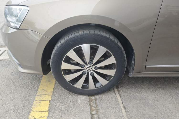 Used Volkswagen Sagitar 2017 1.6L Automatic Comfort Model Left Front Wheel Hub