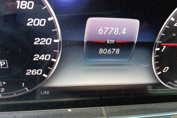 Used Mercedes-Benz E-Class 2020 E 260 L Odometer Close Up