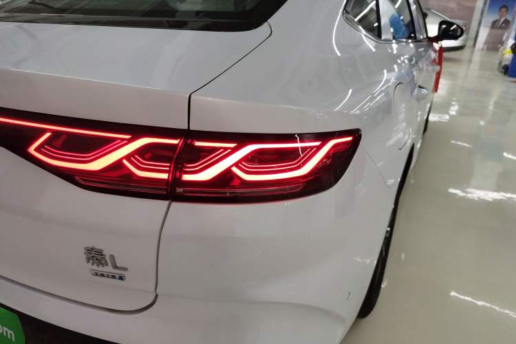 Used BYD Qin L 2025 DM-i Smart Drive 80KM Leading Model Right Rear Taillight