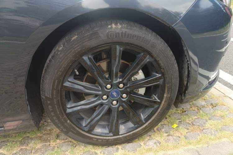 Used Ford Taurus 2019 EcoBoost 245 Premium Edition Right Front Wheel Hub