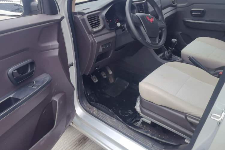 Used Wuling Hongguang V 2022 1.5L Jingqu Version Hydraulic Power Steering LAR Driver Seat