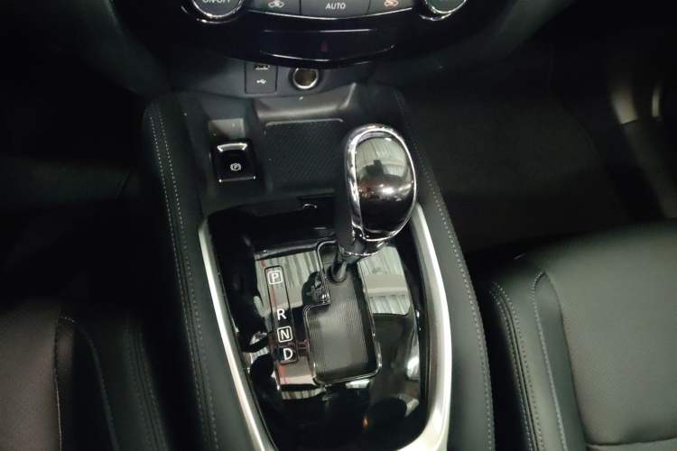 Used Nissan X-Trail 2023 Classic 2.0L Two-Wheel Drive Smart Connect & Comfort Edition Gear Lever