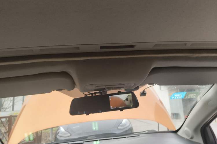 Used Brilliance H220 2014 1.5L AMT Sunroof Version
