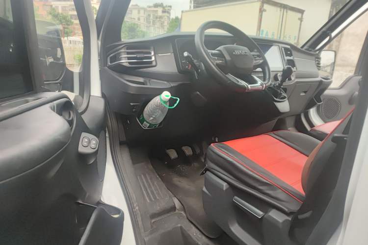 Used JMC Fushun 2025 2.0T 6MT Diesel Short-Wheelbase Mid-Height Commercial Multi-Purpose Passenger Vehicle 5/6 Seats Driver Seat