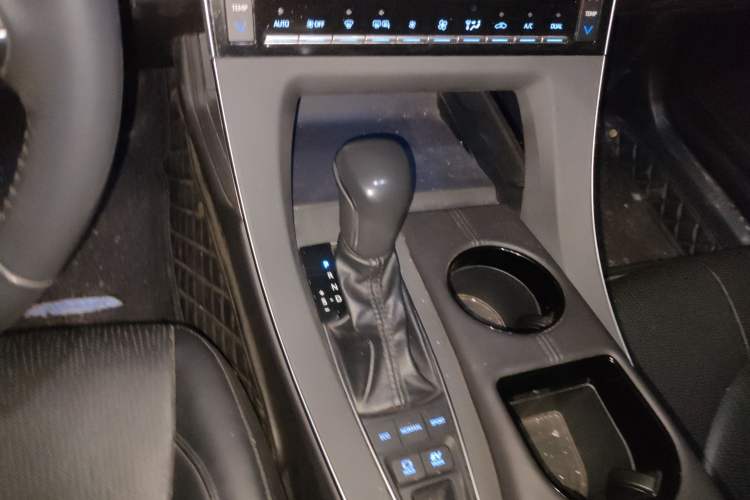 Used Toyota Avalon 2019 Dual-Engine 2.5L Luxury Edition China VI Standard