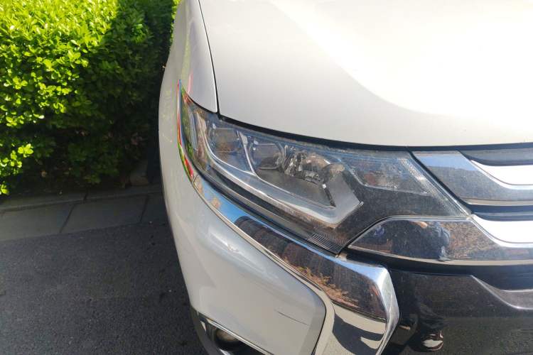 Used Mitsubishi Outlander 2018 2.4L 4x4 Luxury Edition 7-Seater Right Front Headlight