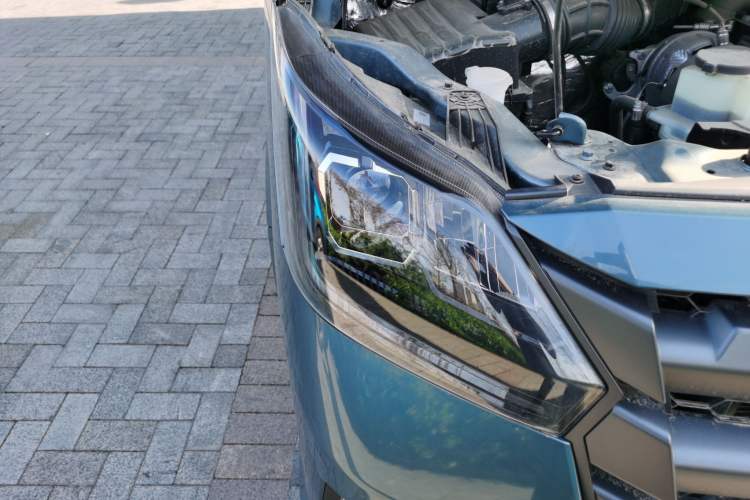 Used Foton Toano 2024 Tuyano Pro Multi-Function 2.0T Manual Rear-Drive Long Wheelbase Mid-Roof Design Single Rear Tire—Available in 5/6/7/9-Seater Configurations Right Front Headlight