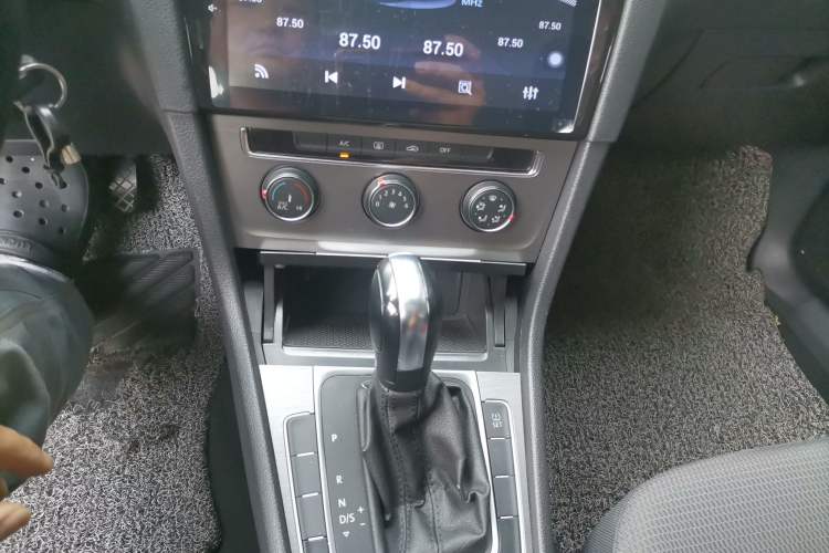 Used Volkswagen Golf 2015 1.6L Automatic Comfort Model Gear Lever