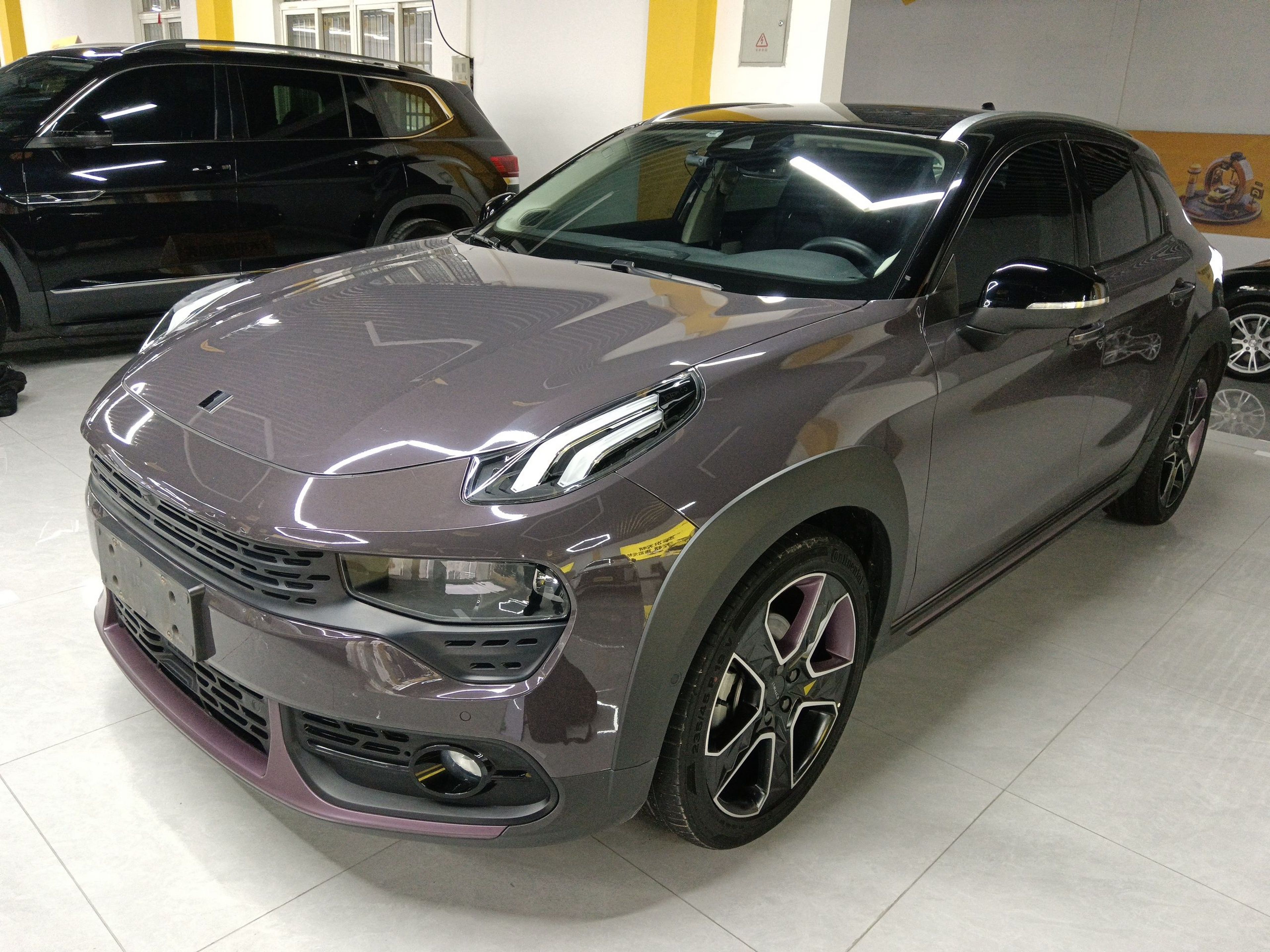 Под передней частью автомобиля