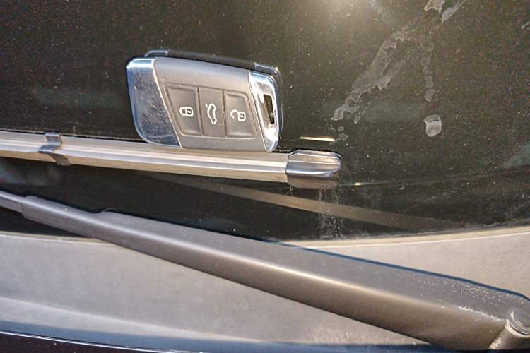 Used Volkswagen Passat 2019 330TSI Elite Edition China VI Vehicle Key