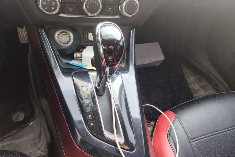 Used Nissan Lannia 2016 1.6L CVT Smart Cool Edition Gear Lever