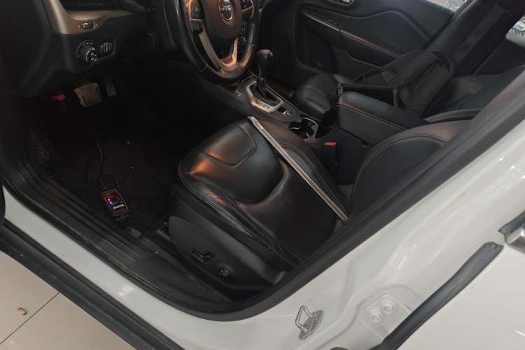 Used Jeep Cherokee 2016 2.4L Professional Edition Left Front Seat