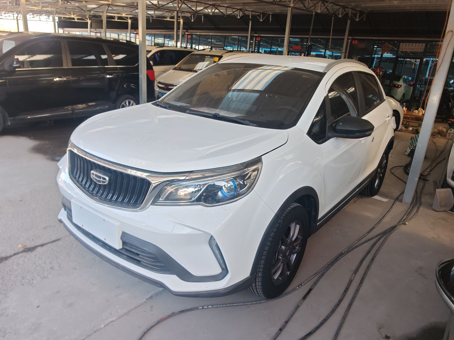 تحت مقدمة السيارة