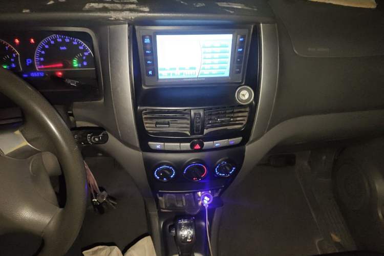 Used Dongfeng Shuaike 2012 2.0L Automatic Luxury 7-Seater Audio And AC Panel