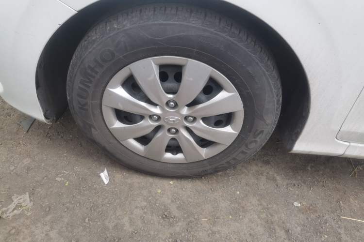 Used Hyundai Verna (older generation) 2020 1.4L Manual GLS Vibrant Edition Right Front Wheel Hub
