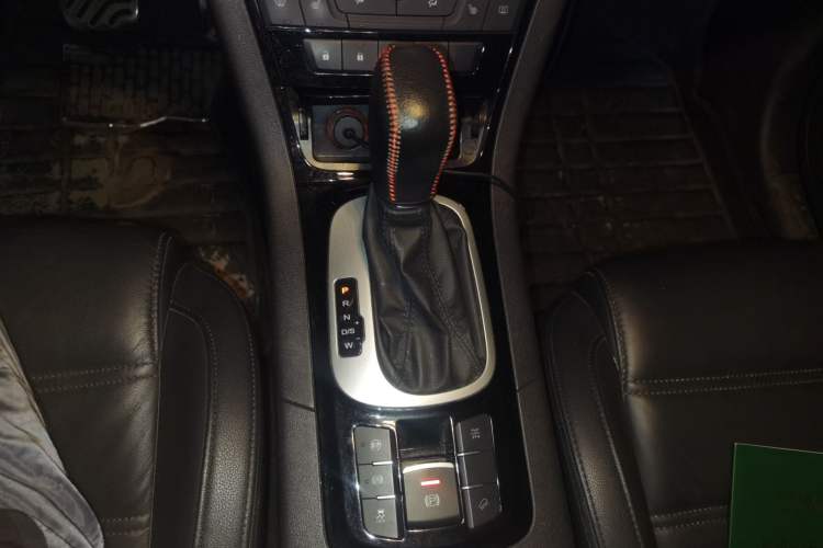 Used MG GS 2015 2.0TGI TST Four-Wheel Drive Flagship Edition Gear Lever