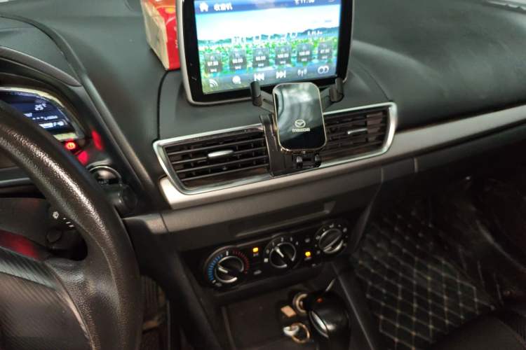 Used Mazda 3 Axela 2014 Sedan 1.5L Automatic Comfort Model
