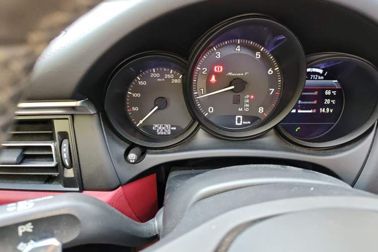 Used Porsche Macan 2023 Macan T 2.0T Odometer Close Up