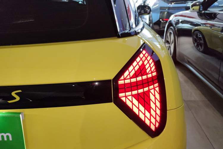 Used MINI Electric COOPER 2024 452km COOPER SE Artist Right Rear Taillight