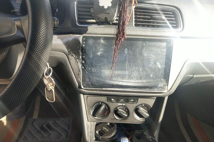 Used Volkswagen Gran Lavida 2017 1.6L Automatic Fashion Edition Audio And AC Panel