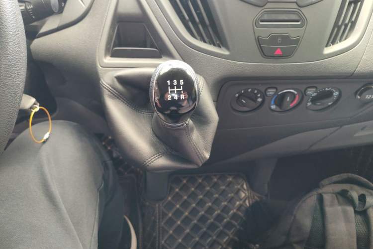 Used Ford Transit 2019 2.0T Gasoline Multi-Purpose Commercial Vehicle Short Wheelbase Low Roof 6-Seater China VI Standard