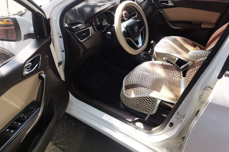Used Baojun 310W 2017 1.5L Manual Fashion Model China V