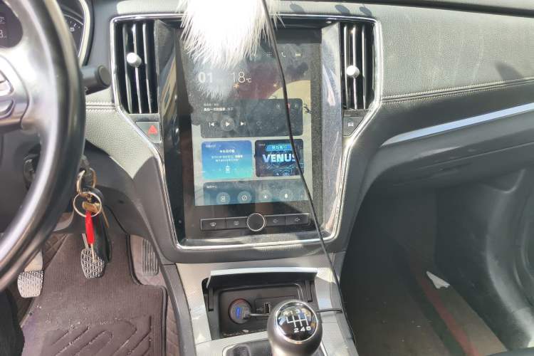 Used Roewe RX5 2016 20T Two-Wheel Drive Manual Transmission Internet Smart Edition
