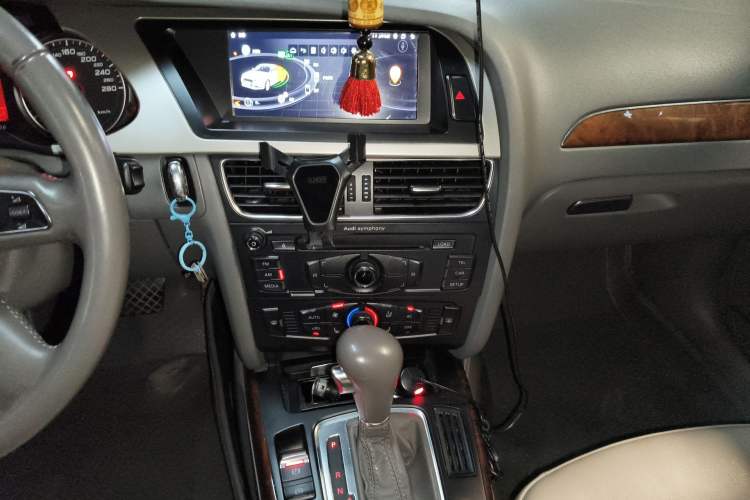 Used Audi A4L 2012 2.0 TFSI automatic Comfort trim level Audio And AC Panel