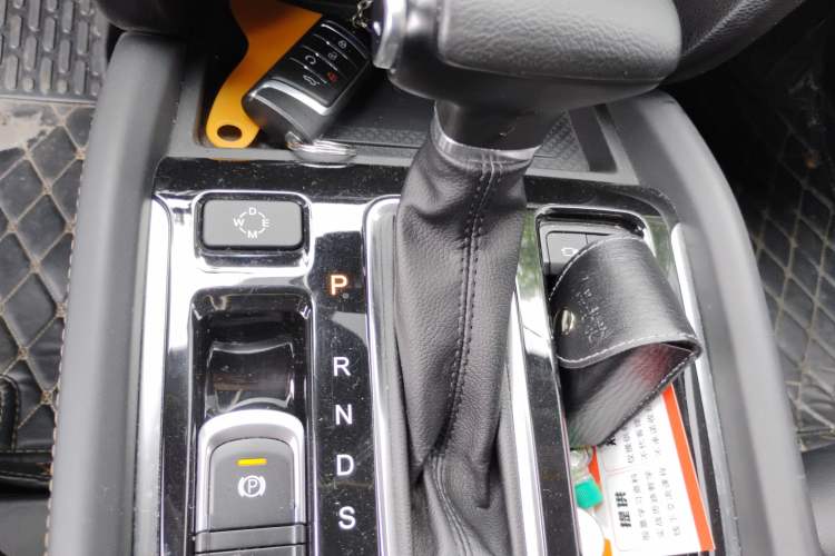 Used GAC Trumpchi GS8 2017 320T Two-Wheel Drive Luxury Smart Connectivity Version (7 Seats) Gear Lever