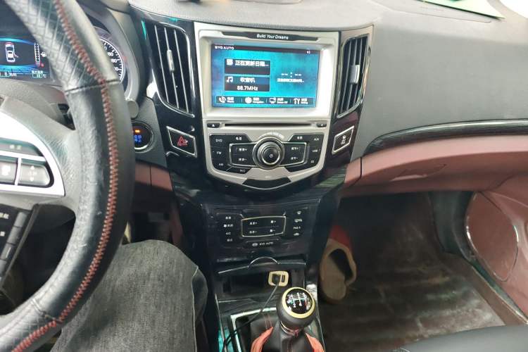 Used BYD Surui 2015 Revised Version 1.5L Manual Luxury Edition Audio And AC Panel