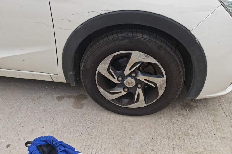 Used Baojun 310 2017 1.5L Automatic Fashion Model Right Front Wheel Hub