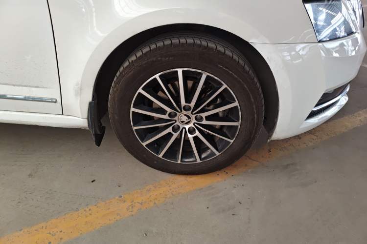 Used Skoda Octavia 2018 1.6L Automatic Luxury Edition Right Front Wheel Hub