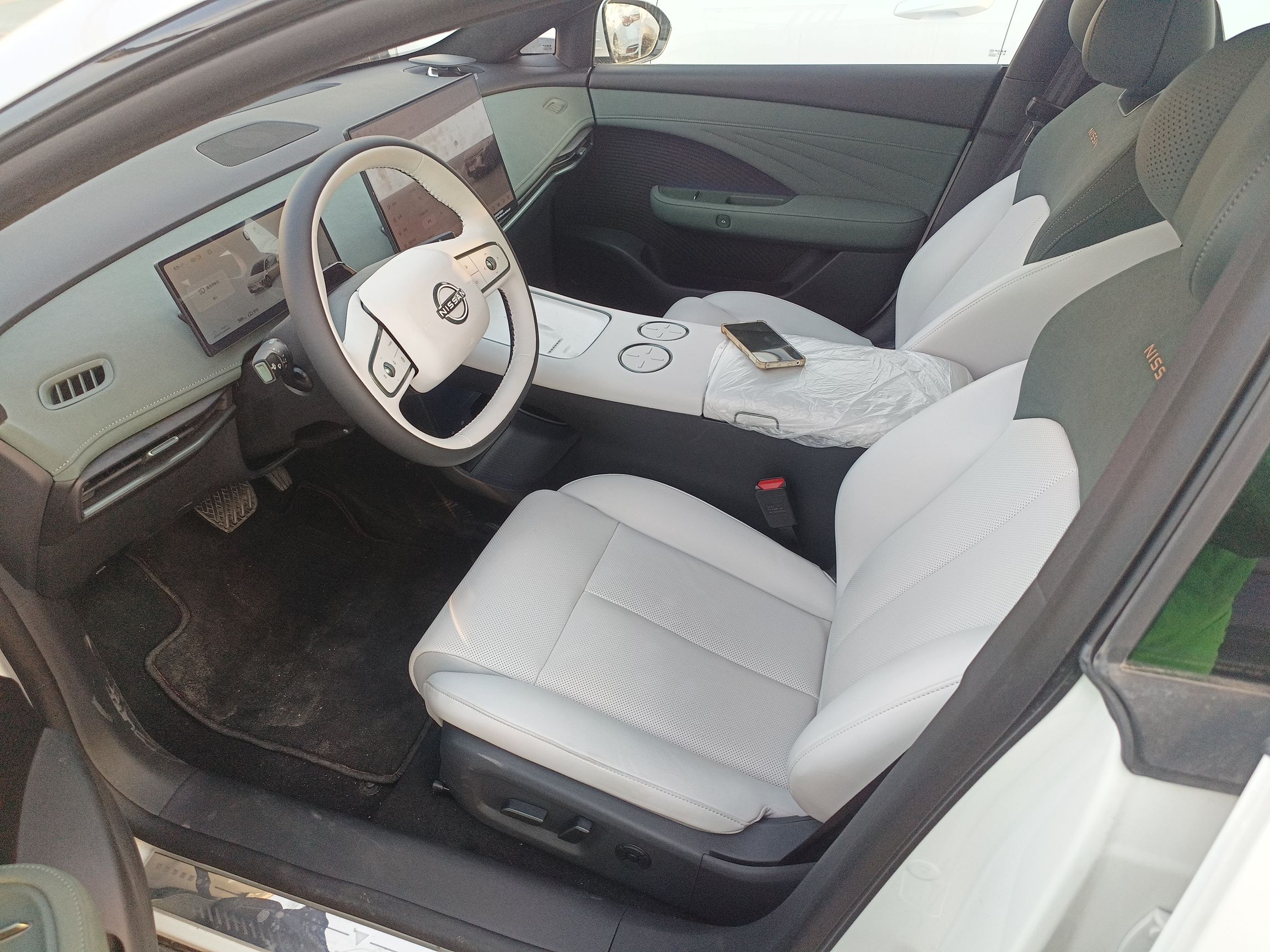 المقاعد الأمامية داخل السيارة