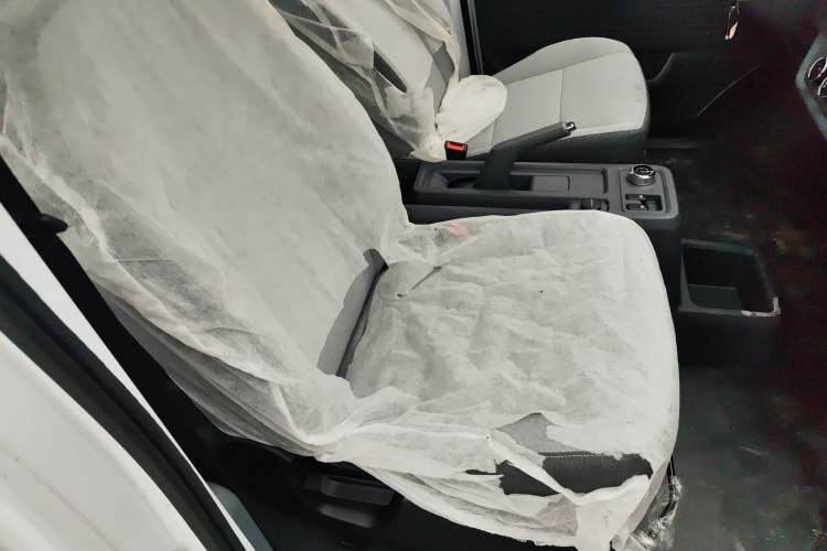 Used Wuling Yangguang 2024 300KM Comfort Version Passenger Van 75kW