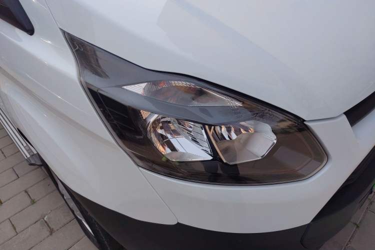 Used Ford Transit 2019 2.0T Gasoline Multi-Purpose Commercial Vehicle Short Wheelbase Low Roof 6-Seater China VI Standard
