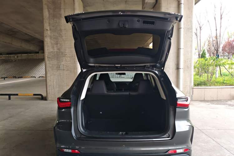 Used CHANGAN OSHAN X5 2021 1.6L CVT Luxury Model Trunk