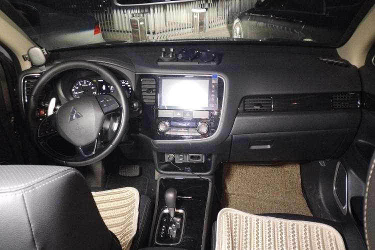 Used Mitsubishi Outlander 2018 2.4L 4x4 Elite Edition 5 Seats Center Console