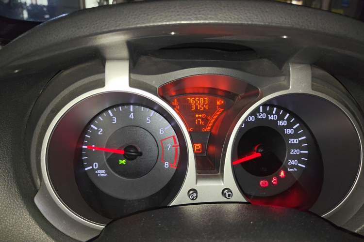 Used Infiniti ESQ 2014 1.6L Spontaneous Edition Odometer Close Up