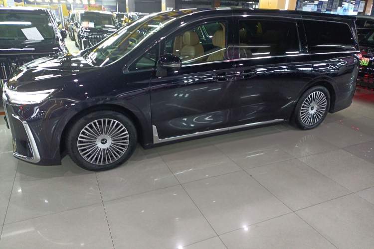 Used VOYAH Dream 2025 PHEV Four-Wheel-Drive Flagship Kunpeng Edition
